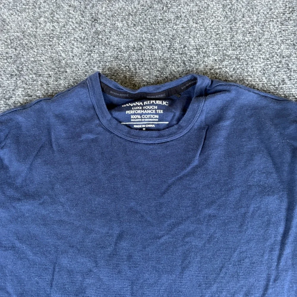 Banana Republic Luxury Touch T Shirt Mens M Blue Cotton Side Slits Standard Fit